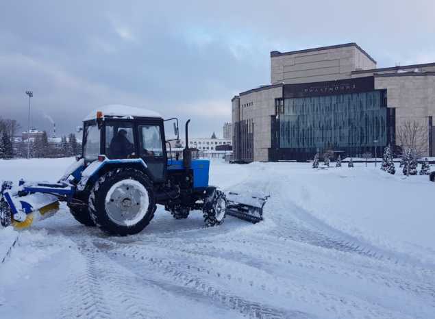 На территории «Пензаконцерта» активно ведутся работы по уборке снега